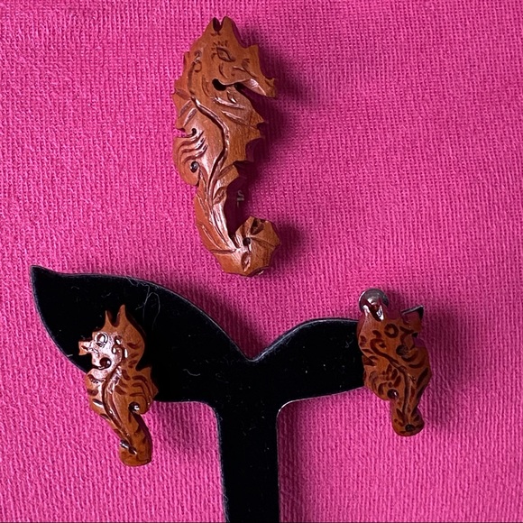 Vintage Carved Wooden Seahorse Brooch & Earrings - Picture 3 of 11